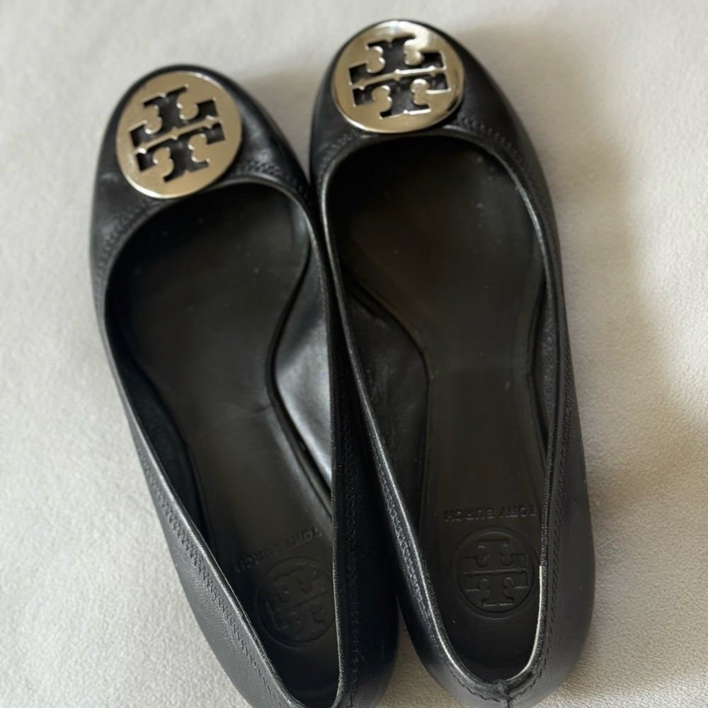 Gorgeous Tory Burch Black Leather Ballet Flats with Silver Medallion